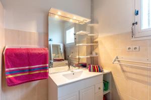 a bathroom with a sink and a mirror at Entre plage, forêt et villages in Mimizan +13 photos