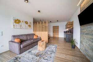a living room with a couch and a table at Paflur Lodges Bergtraum in Lasa