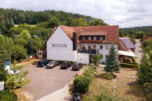 an aerial view of a building with cars parked in a parking lot at Hotel Neue Krone - Markt Erlbach in Markt Erlbach