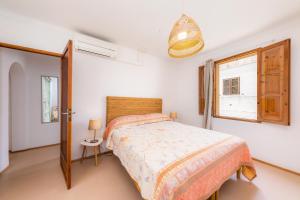 a bedroom with a bed and a window at Pep Not 47 in Artá