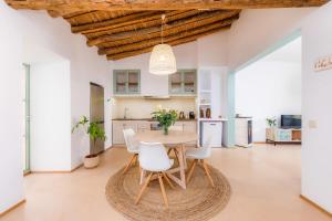 a kitchen and dining room with a table and chairs at Pep Not 47 in Artá