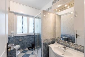 a bathroom with a sink and a shower and a toilet at Casa Alizia in Ospedaletti