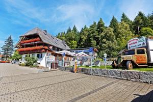 Ein Bus ist vor einem Gebäude geparkt. in der Unterkunft Mettmapark - 2 Chalets in Grafenhausen