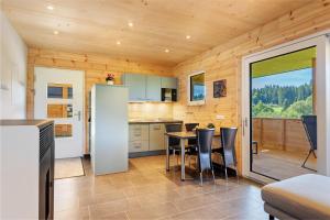 eine Küche und ein Esszimmer mit Tisch und Stühlen in der Unterkunft Mettmapark - 2 Chalets in Grafenhausen