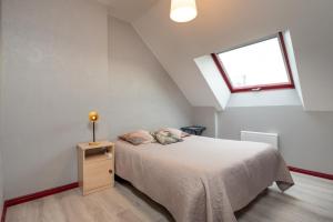 a bedroom with a bed and a window at Logement Rieux À 6 Km De Redon in Rieux