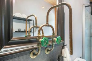 a bathroom with a sink with a mirror and towels at Moselbude Cube mit Sauna in Traben-Trarbach +28 photos