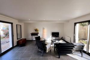 a living room with a table and chairs at Maison Libourne 2 Chambres in Libourne