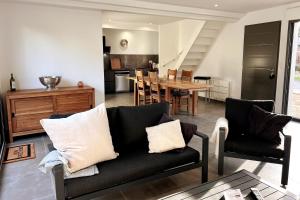 a living room with a couch and a table at Maison Libourne 2 Chambres in Libourne