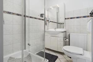 a bathroom with a shower and a toilet and a sink at Ferienwohnung oberhalb vom Hafen 1 in Sassnitz +17 photos