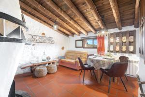 a living room with a table and a couch at El Cup in La Torre d'En Besora