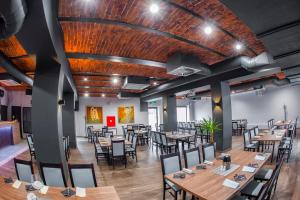 Reštaurácia alebo iné gastronomické zariadenie v ubytovaní Restauracja Park Szwajcaria