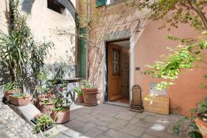 an entrance to a building with potted plants and a door at Casa di Gina in Levanto