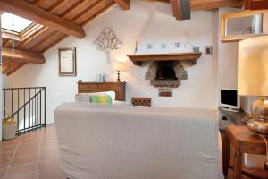 a living room with a white couch and a fireplace at Casa di Gina in Levanto