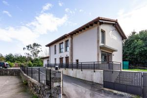 a house with a fence in front of it at 2 Jardin 1 - Toró in Llanes