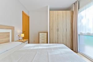 a bedroom with a large bed and a window at 2 Jardin 1 - Toró in Llanes