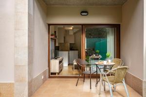 a patio with a table and chairs and a kitchen at 2 Jardin 1 - Toró in Llanes