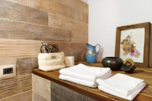 a bunch of towels sitting on top of a counter at Maison Core' in Fontainamore +23 photos