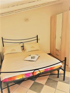 a bed with a pair of glasses on top of it at Casa Pito Pito in Alghero
