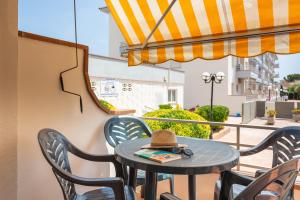a hat sitting on a table on a balcony at Omega 7 in L'Estartit