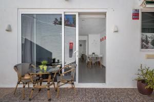 a patio with a table and chairs in front of a building at Apartamento Princesa Teguise in Tías