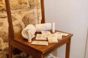 a table with a mirror and some paper towels at Eclissi suite in Giovinazzo