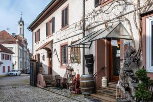 a building with an umbrella on the side of a street at Ferienwohnung F Bolanz 1 in Auggen