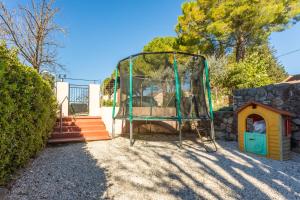 a batting cage and a dog house in a yard at Chambre d'hôtes in Lorgues