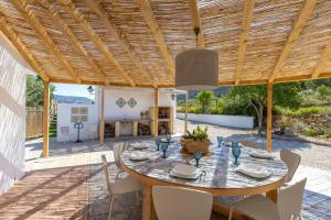 a dining room with a table and chairs at Rustic Escape by Fidalsa in Ibi