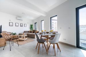 a living room with a table and chairs at Ptm riverview T2 luxe 2nd floor in Portimão