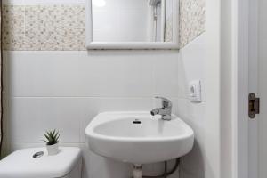a white bathroom with a sink and a toilet at Un descanso 1 in San Fernando +9 photos