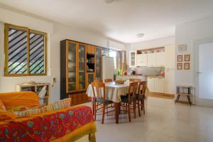 a kitchen and dining room with a table and chairs at Villa Rita a 200m dal mare in I Bacini