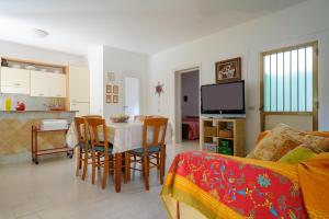 a kitchen and living room with a table and chairs at Villa Rita a 200m dal mare in I Bacini