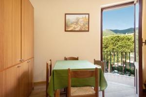 a dining room with a table and a window at Appartamento Bilocale Moneglia 38 in Moneglia