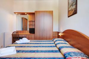 a hotel room with a bed and a kitchen at Appartamento Bilocale Moneglia 38 in Moneglia