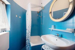 a blue bathroom with a sink and a mirror at Appartamento Bilocale Moneglia 38 in Moneglia +17 photos