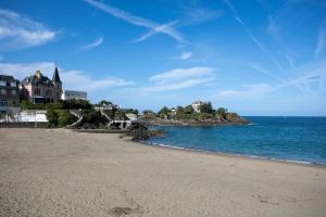 a view of a beach with houses and the ocean at Joisalig in Saint-Quay-Portrieux