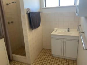 a bathroom with a sink and a shower at Unit 16, 2 Casuarina Crescent, Ocean Beach Chalets in Jurien Bay