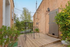 a pair of chairs sitting on a wooden deck at Studio 404 in Le Muy