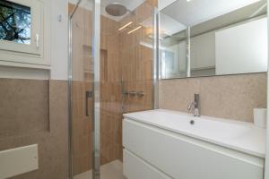 a bathroom with a sink and a shower at Villa Cactus, Costa Corallina in Olbia +11 photos