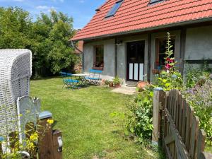a house with a red roof and a yard at Kleiner Eselhof in Semlow