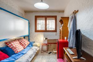 a living room with a couch and a tv at Gesgroup in Lloret Blau