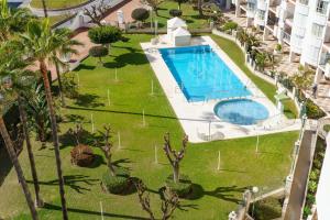 an overhead view of a swimming pool in a resort at Apartamento Lance del Sol in Fuengirola