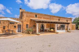 an external view of a building with a patio at Son Galileu in Llucmajor