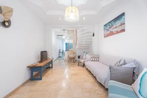 a living room with a couch and a table at Oasis de Valencia in Valencia