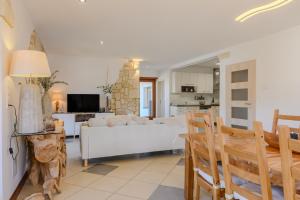 a living room with a white couch and a table at Natür'Gîte in Fellering