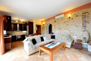 a living room with a couch and a table at Villa Casa Bianca Blue Apartment in Gaios