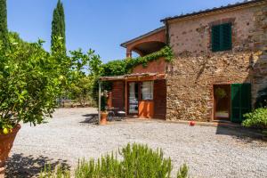 an external view of a stone house with a courtyard at Birbina - Poggio alle Birbe in Il Bagno