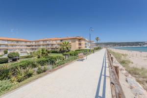 a walkway next to the beach with a resort at Sunrise Medes in Torroella de Montgrí