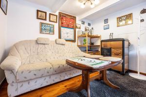 a living room with a couch and a table at Deichkate Deichwinkel in Drochtersen