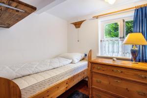 a bedroom with a bed and a window at Deichkate Deichwinkel in Drochtersen
